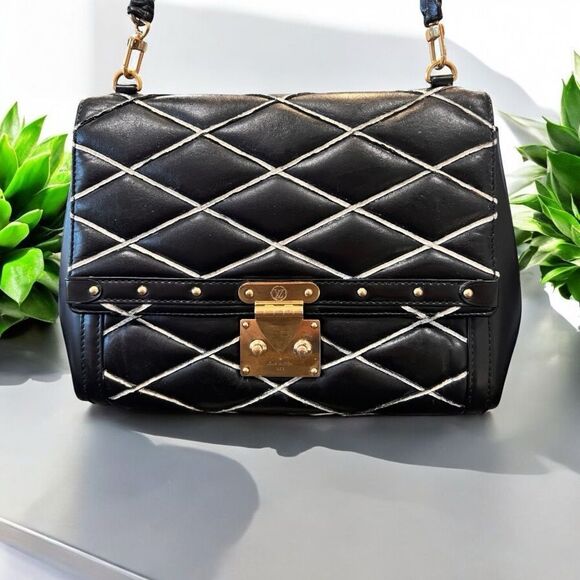 Louis Vuitton
Malletage Pochette Flap Bag - Picture 2 of 12